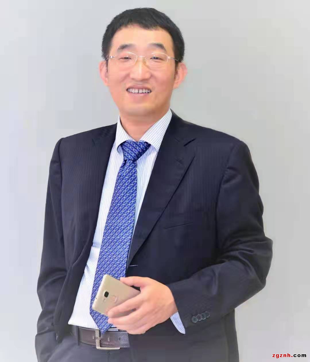 李剛，華為公司原副總裁，1996年加入華為，是公司早期創(chuàng)業(yè)、研發(fā)、拓展市場(chǎng)的功臣，2020年從華為功成身退。對(duì)企業(yè)戰(zhàn)略、文化、人力資源、產(chǎn)品研發(fā)，市場(chǎng)營(yíng)銷，技術(shù)服務(wù)、質(zhì)量與運(yùn)營(yíng)等方面有豐富的實(shí)戰(zhàn)經(jīng)驗(yàn)。華為管理體系貢獻(xiàn)最高榮譽(yù)獎(jiǎng)“藍(lán)血十杰”獲得者，華為大學(xué)“金牌講師”。